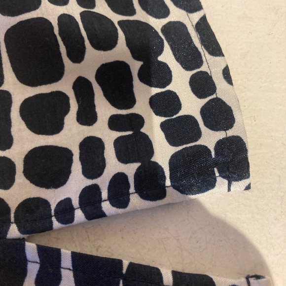 Jones New York navy/white sleeveless blouse with short side slits - Picture 6 of 6